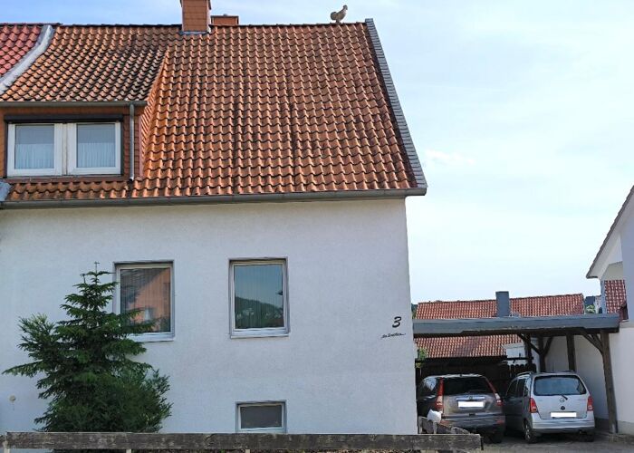 Doppelhaushälfte mit Nebengebäude, kleinem Garten und Doppelcarport in Alfeld (Leine)Doppelhaushälfte mit Nebengebäude, kleinem Garten und Doppelcarport in Alfeld (Leine)